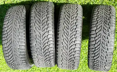 Pneus montés et balancés sur des jantes en acier noir (rims). Étaient installés sur Toyota Camry 201...