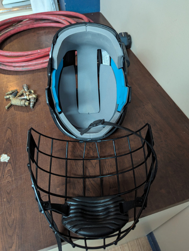 casque de hockey et grill/hockey helmet and cage dans Hockey  à Longueuil/Rive Sud - Image 4