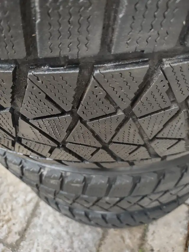 4 pneus hiver Bridgestone Blizzak 285-45R22 très bon état in Tires & Rims in Laval / North Shore - Image 4