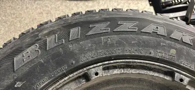 Set complet de pneus avec mag d’aluminium, et TPMS inclus. Etait sur mon F150. Les Blizzak sont les...