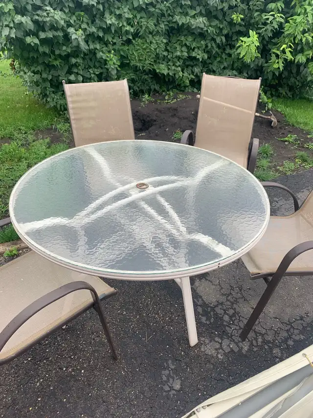 Patio table / 4 chairs