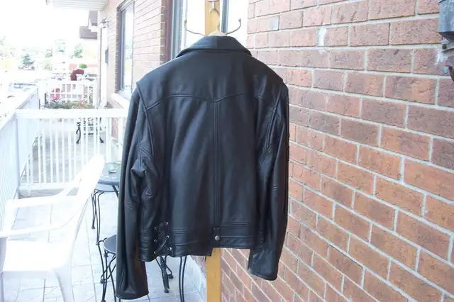 GUESS (Jeans) Leather Motorcycle Jacket in Motorcycle Parts & Accessories in Laval / North Shore - Image 5