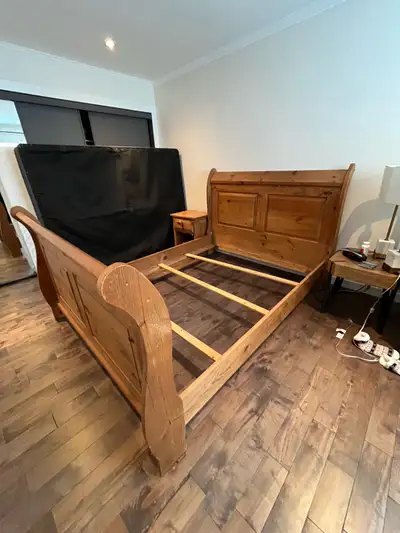 Base de lit queen en bois, View more