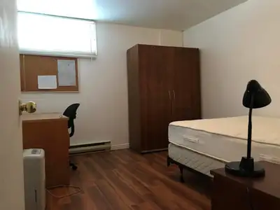 Appartement à louer près dé l’université de Sherbrooke avec 4 chambres. Tout est meublé et inclus: e...