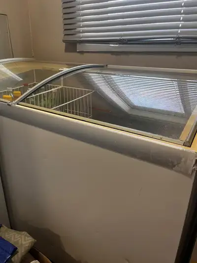 This Derby EK47-C commercial freezer offers a 10.35 cubic feet of net storage space, perfect for kee...