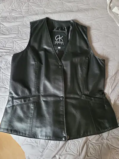 Veste en VRAI CUIR pour femme de marque ''AKOURY''., View more