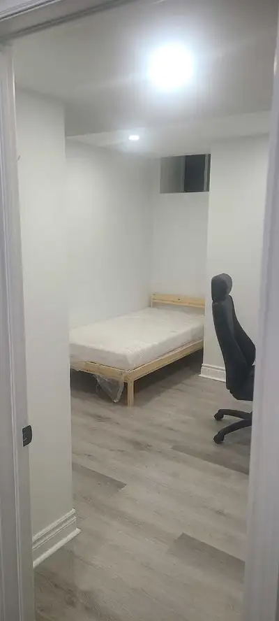 Private room in a 2 bedrooms apartment, Suitable for students or professional worker .