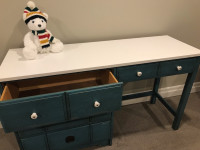 Unisex desk - beautiful construction and very sturdy.