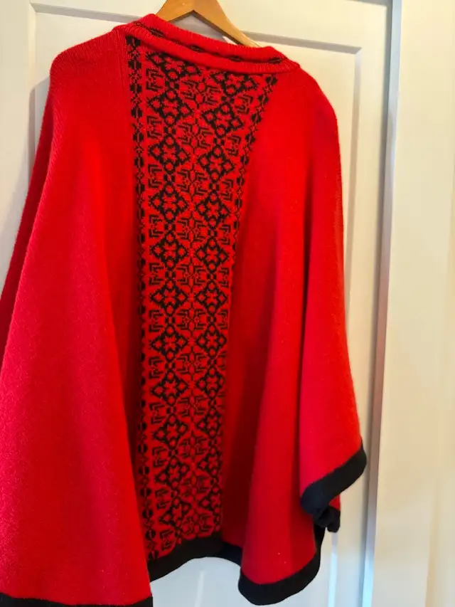 Elise Design Norge Poncho in Women's - Tops & Outerwear in City of Halifax - Image 4