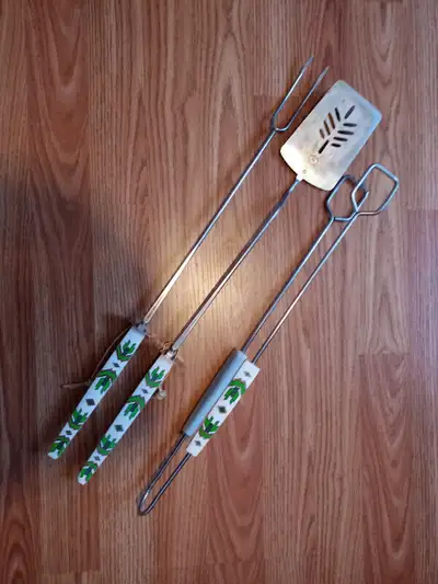 Ensemble de 3 ustensiles pour le BBQ. Comprend une spatule, une paire de pinces et une broche à 2 po...