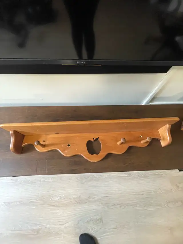 Vintage Wooden Wall Shelf w/ Apple Cut‑Out – 31”  in Home Décor & Accents in Ottawa - Image 3