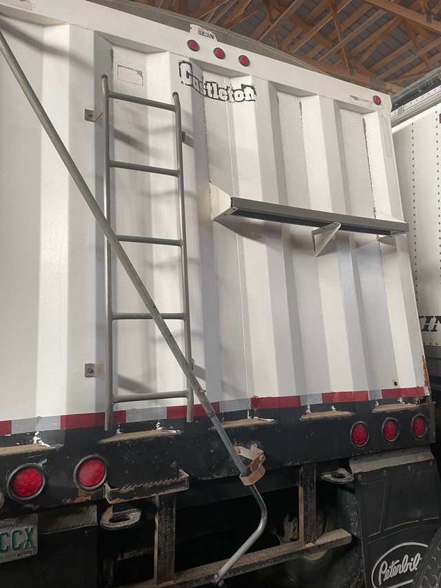 Triaxle grain trailer  in Farming Equipment in Regina - Image 3