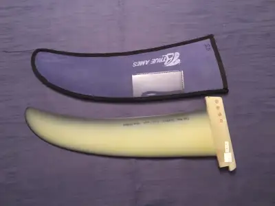 Ailerons pour planche à voile Bic Trimbox $35/ chaque Gants en Néoprène de grandeur Large ( mais ils...