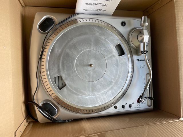 Numark DJ turntable and record player425225565819392003