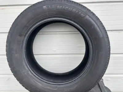 225 60 R17 Michelin Defender Tire (brand new condition). Used only for 4 months. Please see pictures...