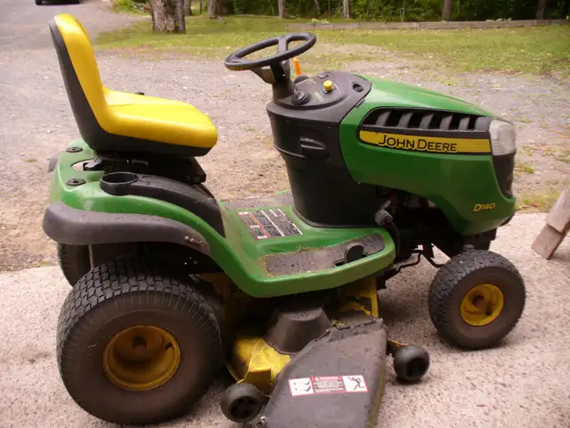 John Deere D140 lawn tractor