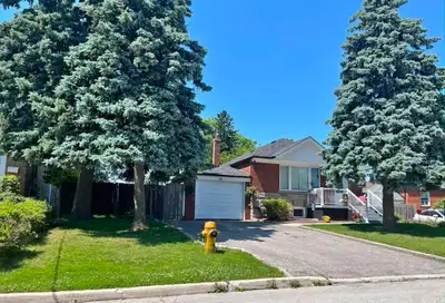 Room Available for Rent - Kennedy & Lawrence, Scarborough A clean and spacious room is available in...