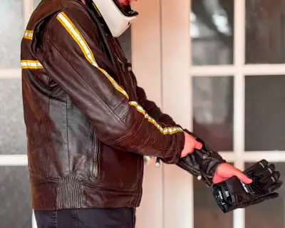 Manteau de moto en cuir épais. Classique et confortable. Protections épaules et coudes incluses. Exc...