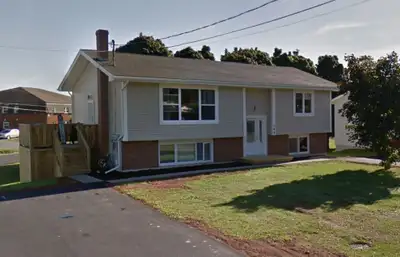 One bedroom apartment in a triplex with access to backyard in a nice quiet neighbourhood. Living are...