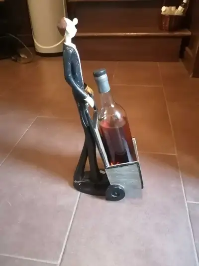 Très original et grand majordome porteur de bouteille a vin ou autres alcool Prix 40$ De Windsor