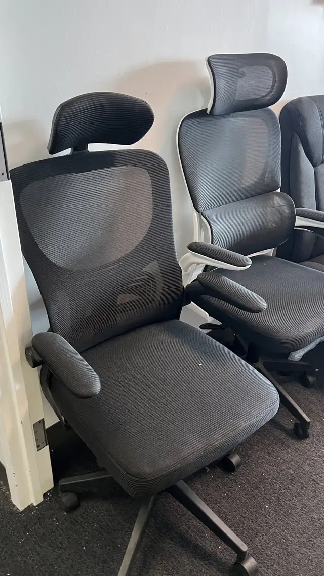 NEW Ergonomic Mesh Office Chair with Headrest & Flip-Up Arm in Chairs & Recliners in Markham / York Region - Image 3