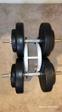 Set of dumbbells convertible to barbell