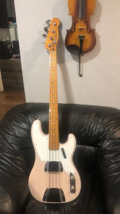 This is a used Squier Classic Vibe 50's Precision Bass guitar, offering vintage aesthetics and sound...