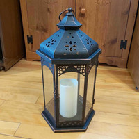 Lantern with flameless candle / lanterne ( 17” tall)