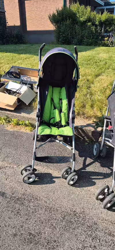 This stroller is lightweight and easy to fold, making it perfect for travel or everyday use. It feat...