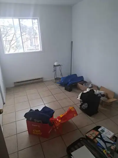 Je loue une chambre confortable et bien éclairée, parfaite pour un étudiant ou un jeune professionne...