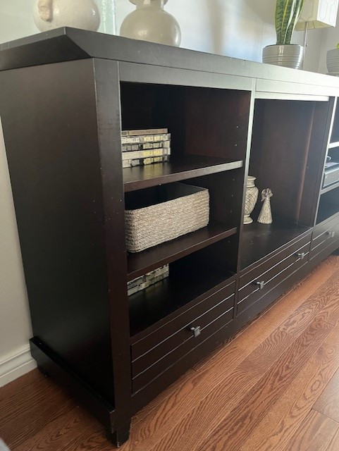 TV stand with electric fireplace in TV Tables & Entertainment Units in Markham / York Region - Image 4