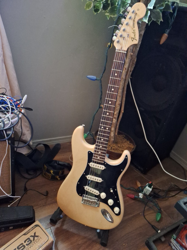 Fender American Stratocaster in Guitars in Calgary - Image 3