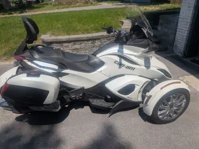 This 2013 Can-Am Spyder Ltd is a well-maintained, pre-owned touring trike featuring a comfortable ri...