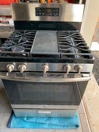 G.E. Natural gas stove with grill plate