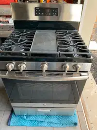 G.E. Natural gas stove with grill plate