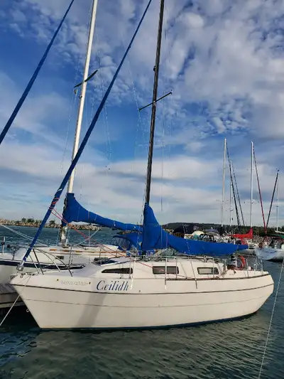 Ready to sail, 27-foot Clean spacious comfort that sleeps six. king-sized berth, full galley with 2...