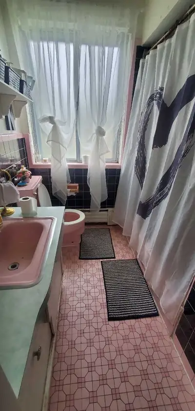 Furnished bedroom near yonge and finch station. Perfect location( ttc , GO bus, shopping malls, libr...