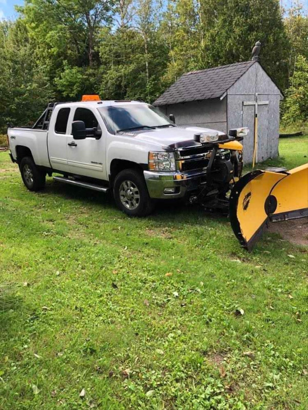 2013 Chev Silverado 2500 HD 3/4 ton with Fisher VPlow Cars & Trucks
