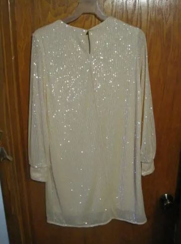 Haut de Soirée Blanc Neuve à Sequins Taille M / New Formal Dress dans Femmes - Robes et jupes  à Ville de Montréal - Image 3