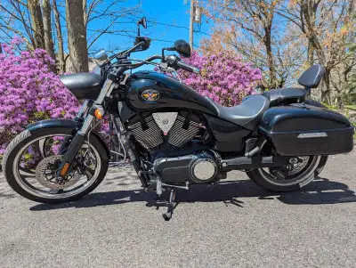 Magnifique moto Victory Vegas High ball. Seulement 28 500 kilometre. Moto Inspectée au début de l'an...
