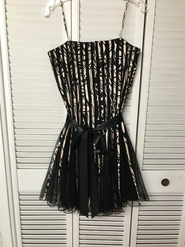 Robe Gilani gr.10  long. 36po. polyester/spandex très propre 25$ in Women's - Dresses & Skirts in Laval / North Shore - Image 2