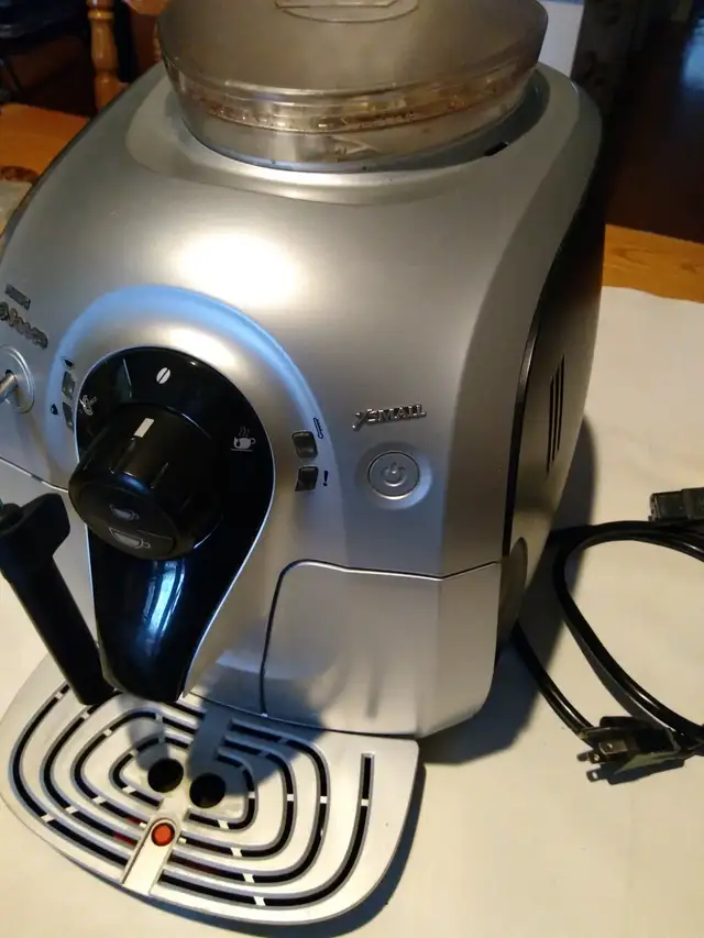 Philips Saeco Xsmall Fully Automatic Espresso Machine in Coffee Makers in City of Toronto - Image 2