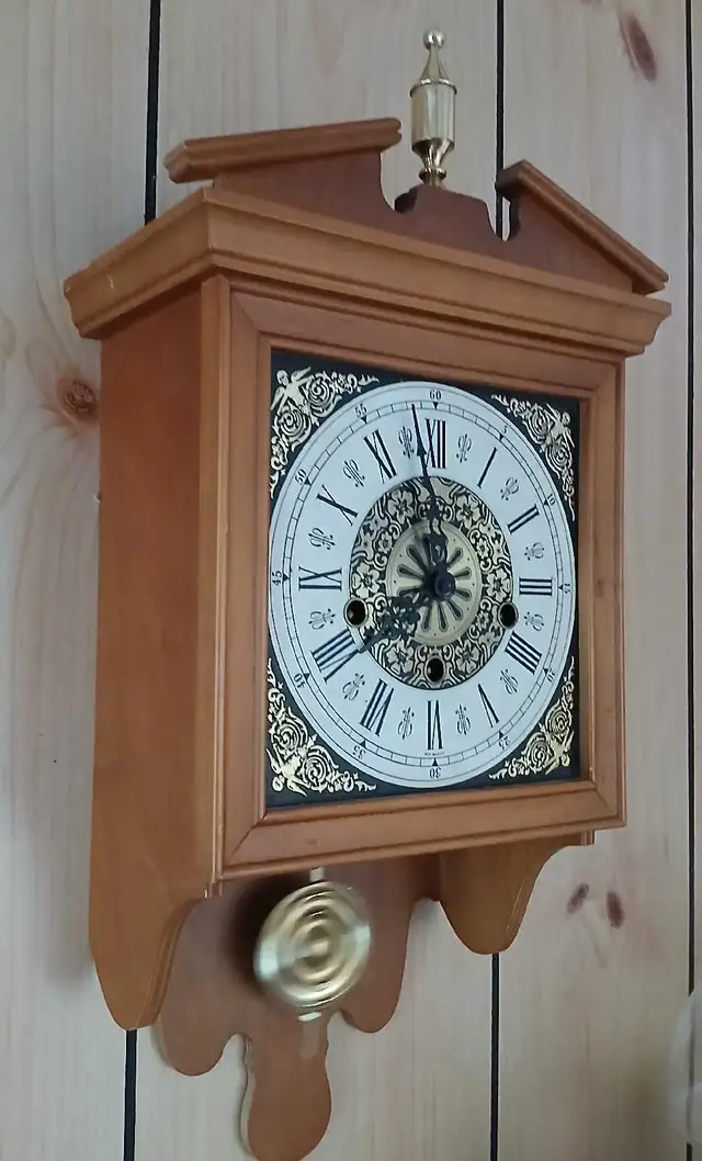 Hooded Jauch wall clock in Home Décor & Accents in Ottawa - Image 3