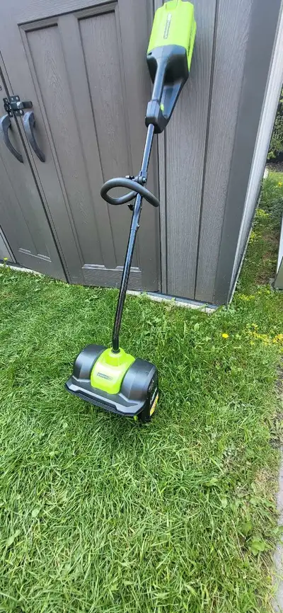 Pelle à neige sans balais 80 V de Greenworks 12 po, pelle uniquement sans batterie. Utilisez qu'une...
