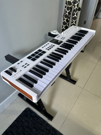 Piano keylab 61 avec le stand (brand new all ) 