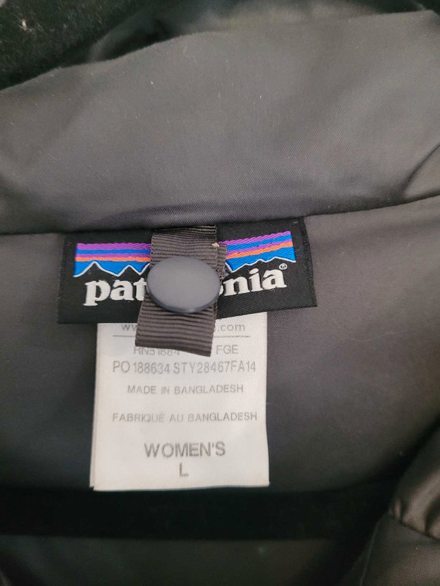 Womens Patagonia long down filled coat size Large  in Women's - Tops & Outerwear in Annapolis Valley - Image 2