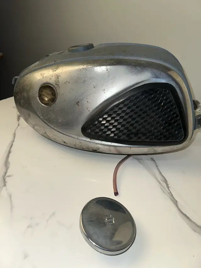 Vintage Suzuki 2-Stroke Gas Tank - T20 X6 Hustler / T250? in Motorcycle Parts & Accessories in Mississauga / Peel Region - Image 6