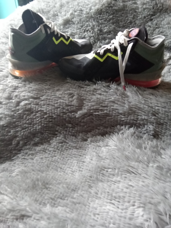 Nike toon series size 8 mens shoes in excellent condition. Worn in Men's Shoes in Hamilton - Image 2