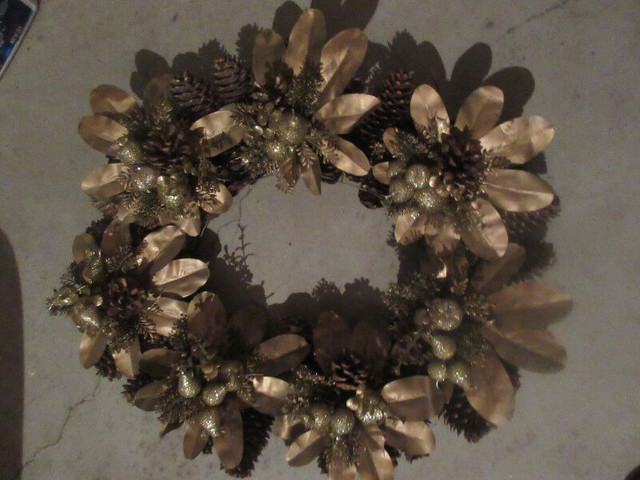 Large Outdoor Indoor Pinecone  gold flower sparkly Wreath in Hobbies & Crafts in Oshawa / Durham Region