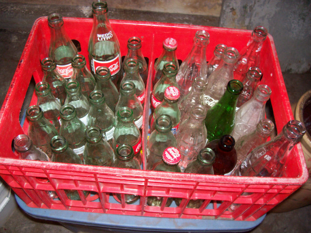 Assorted vintage green coca cola bottles dans Art et objets de collection  à Trenton - Image 3